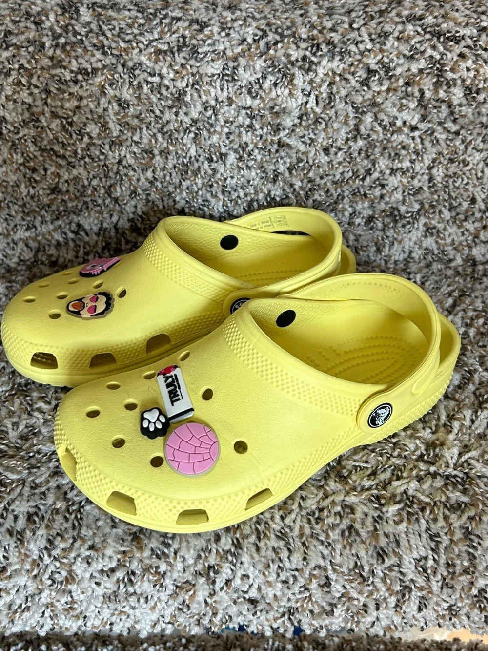 Yellow Crocs Classic Clogs Junior Size J3 Kids 3 With Jibbitz Charms